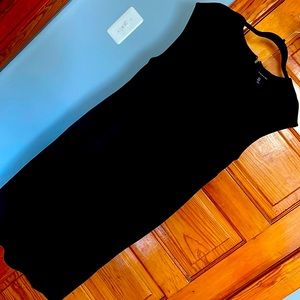 Great LBD. Simple clean lines with just a bit of darting for a bretee fit!